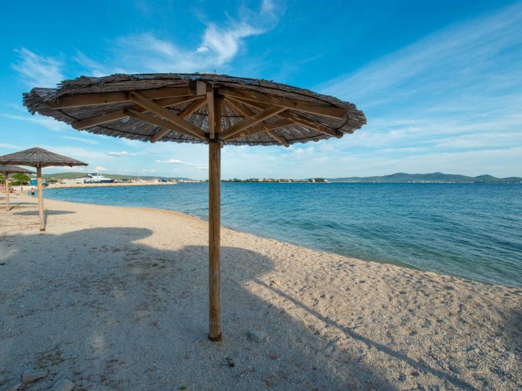 CROWONDER Sunny Bay Beachfront Apartment A2 - přízemí