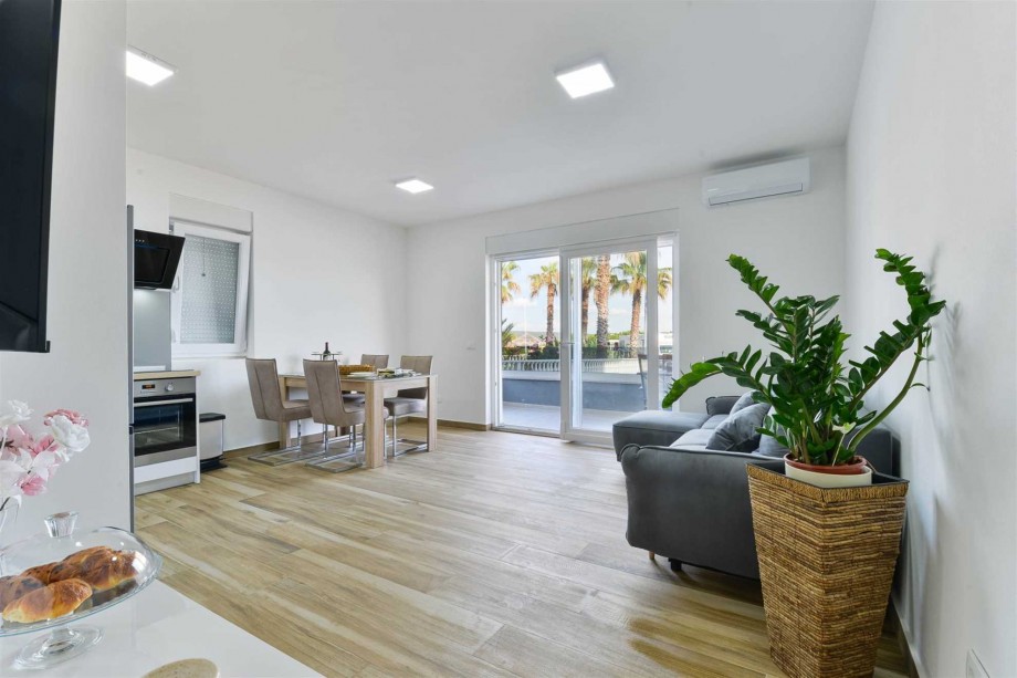 CROWONDER Sunny Bay Beachfront Apartment A2 - ground floor