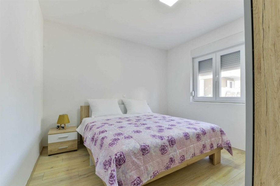 CROWONDER Sunny Bay Beachfront Apartment A2 - ground floor