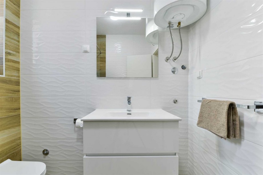 CROWONDER Sunny Bay Beachfront Apartment A2 - ground floor