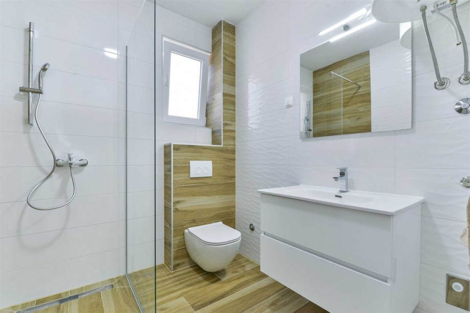 CROWONDER Sunny Bay Beachfront Apartment A2 - ground floor