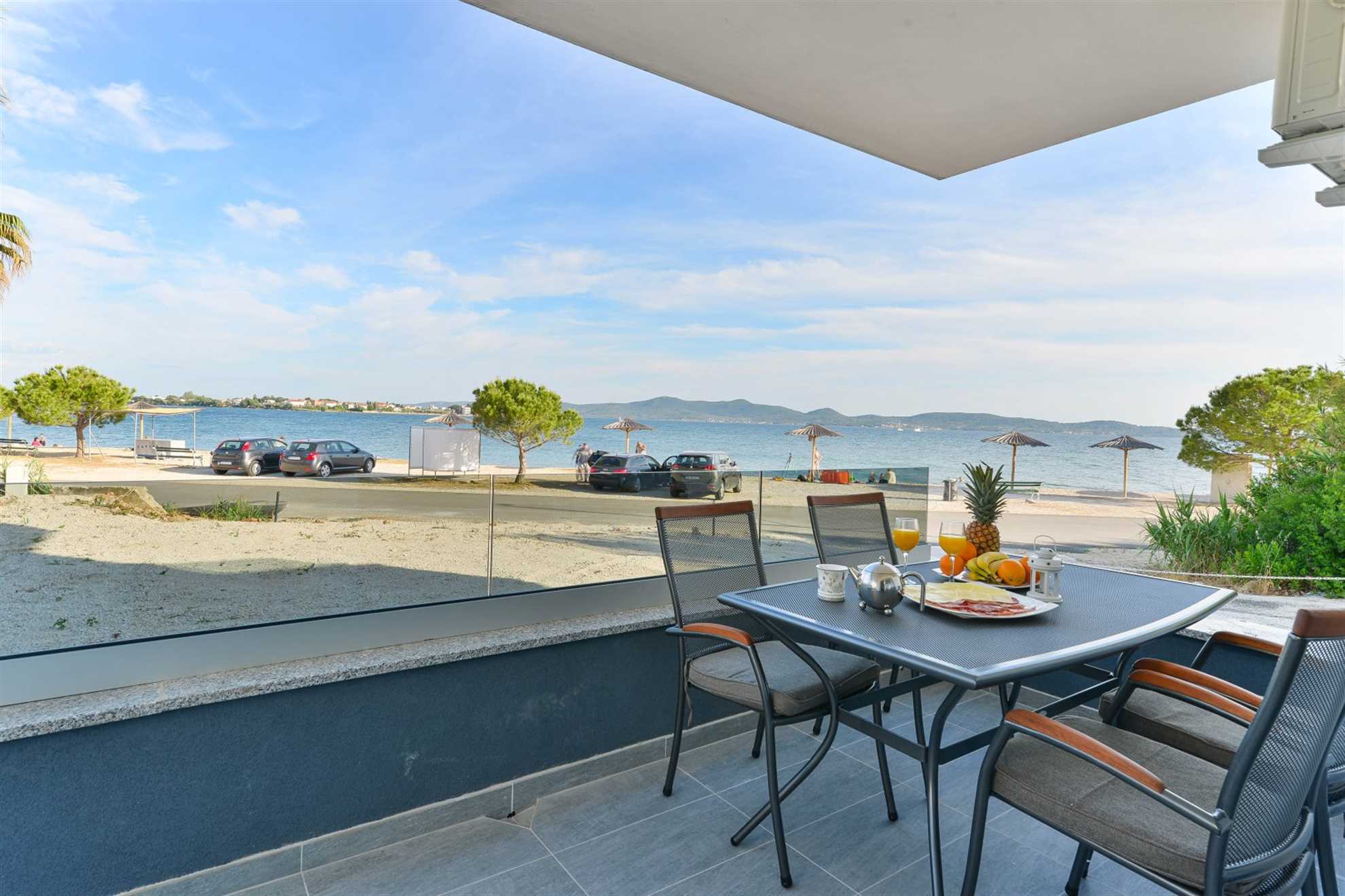 CROWONDER Sunny Bay Beachfront Apartment A1 - přízemí