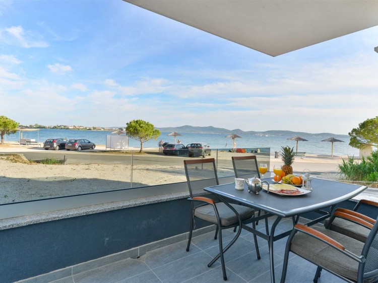 CROWONDER Sunny Bay Beachfront Apartment A1 - přízemí