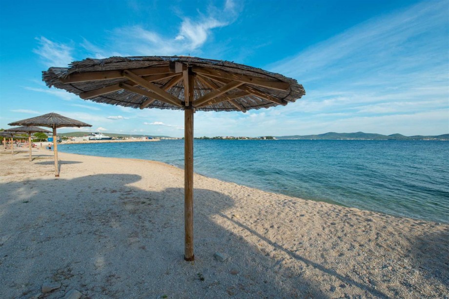 CROWONDER Sunny Bay Beachfront Apartment A1 - ground floor