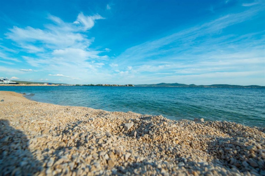 CROWONDER Sunny Bay Beachfront Apartment A1 - ground floor