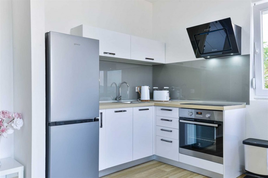 CROWONDER Sunny Bay Beachfront Apartment A1 - ground floor