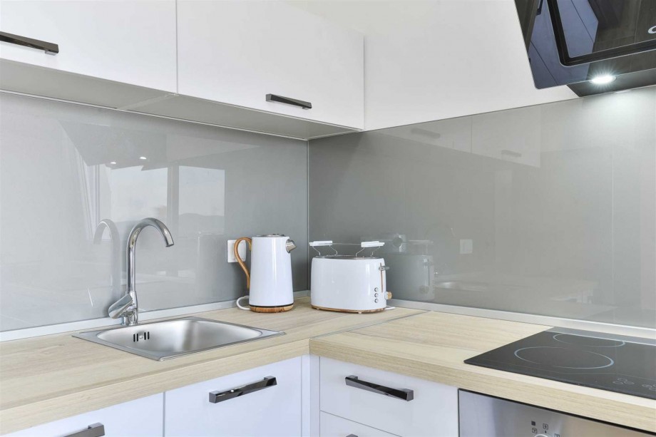 CROWONDER Sunny Bay Beachfront Apartment A1 - ground floor