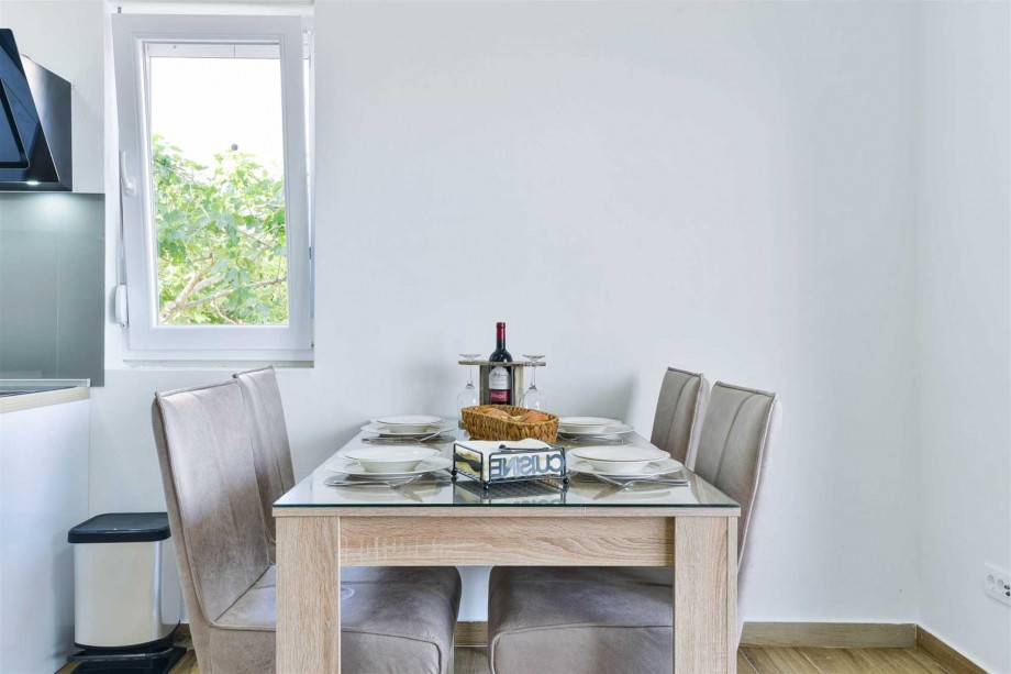 CROWONDER Sunny Bay Beachfront Apartment A1 - ground floor