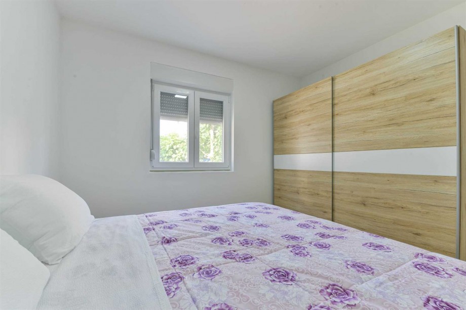 CROWONDER Sunny Bay Beachfront Apartment A1 - ground floor