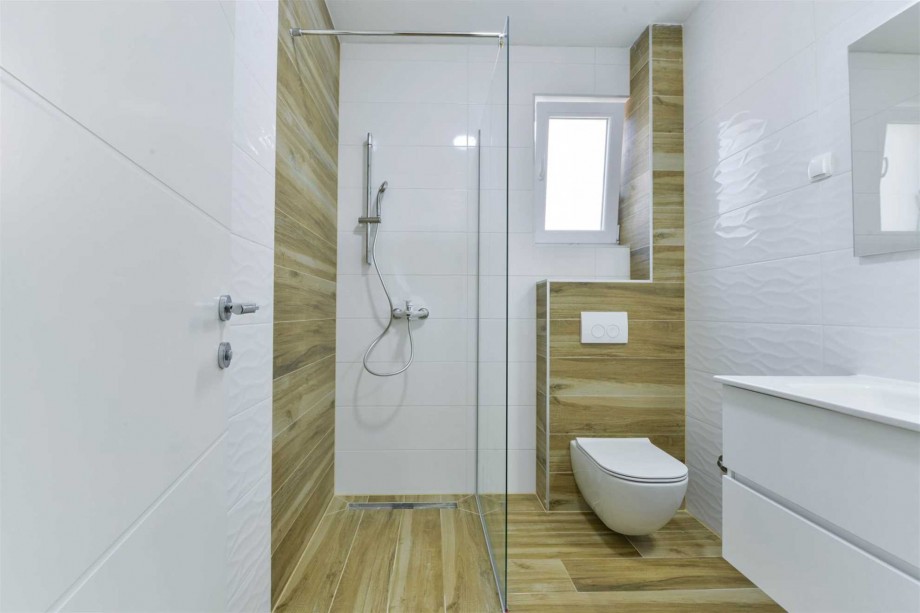 CROWONDER Sunny Bay Beachfront Apartment A1 - ground floor