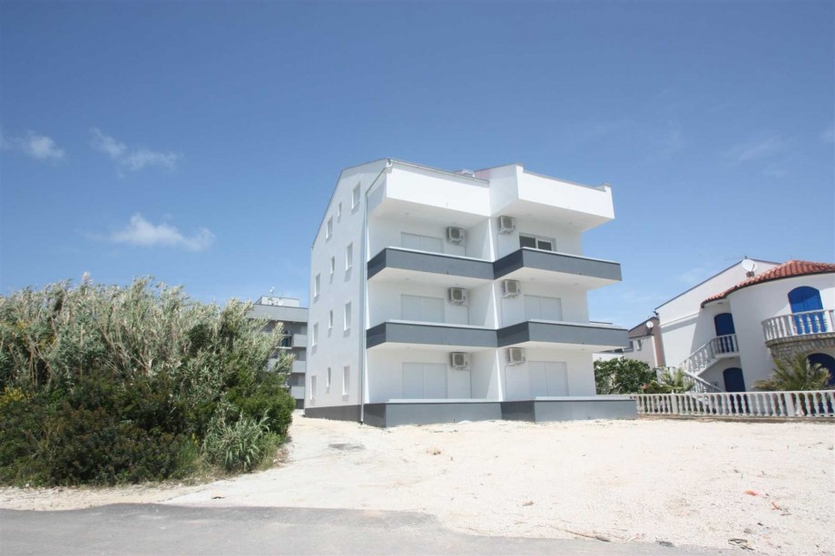 CROWONDER Sunny Bay Beachfront Apartment A1 - ground floor