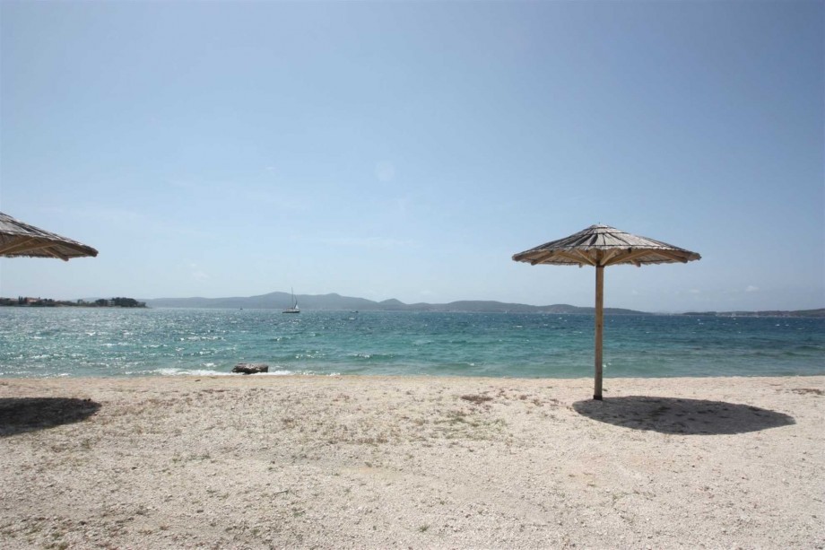 CROWONDER Sunny Bay Beachfront Apartment A1 - ground floor