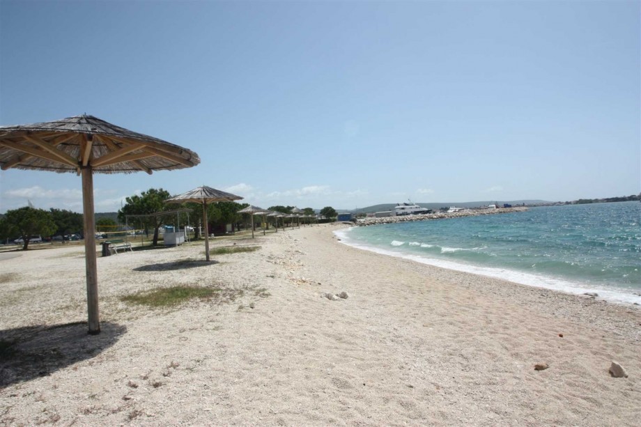 CROWONDER Sunny Bay Beachfront Apartment A1 - ground floor