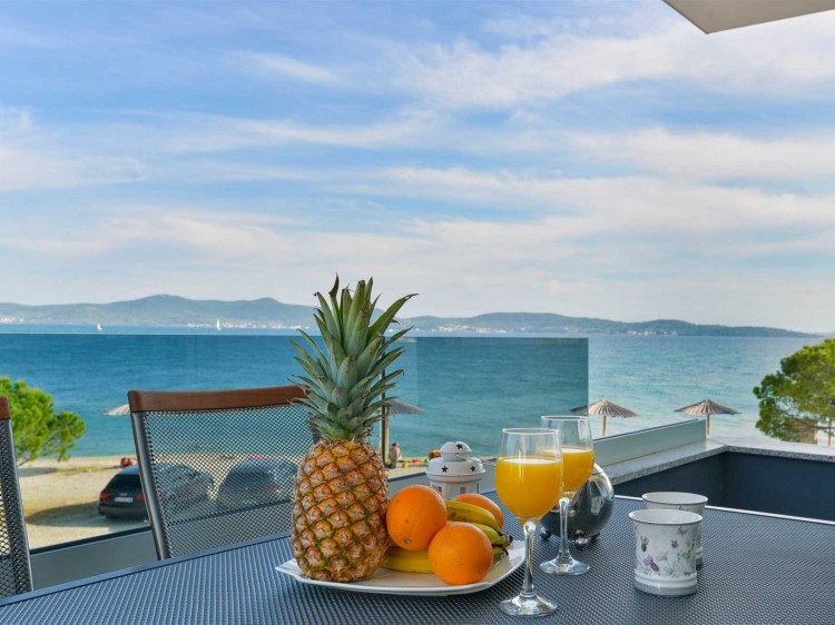 CROWONDER Sunny Bay Beachfront Apartment A3 - první patro