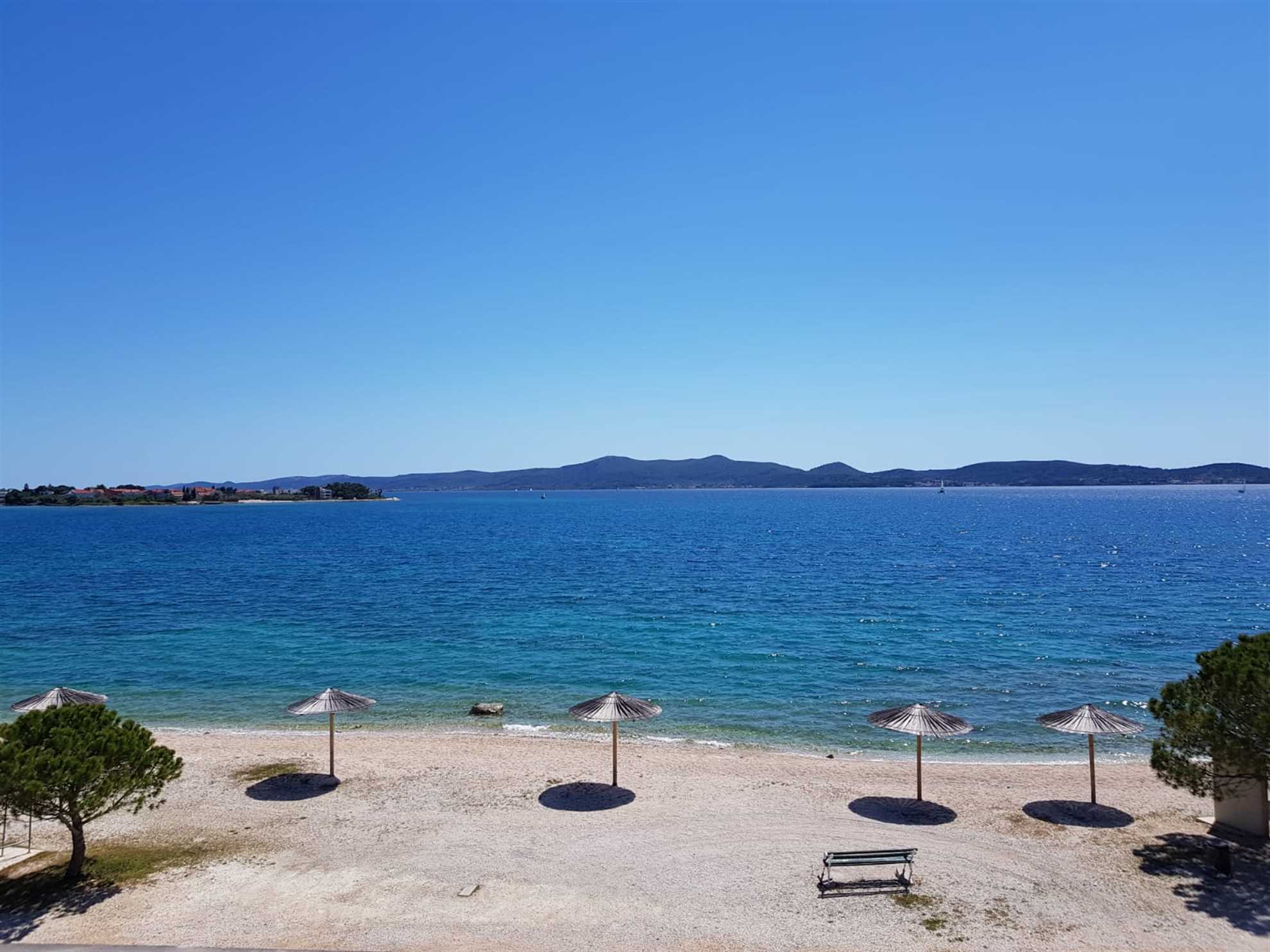 CROWONDER Sunny Bay Beachfront Apartment A3 - erster Stock