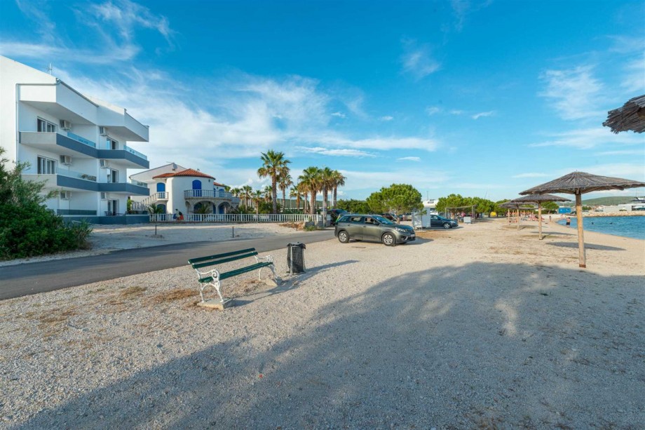 CROWONDER Sunny Bay Beachfront Apartment A3 - first floor