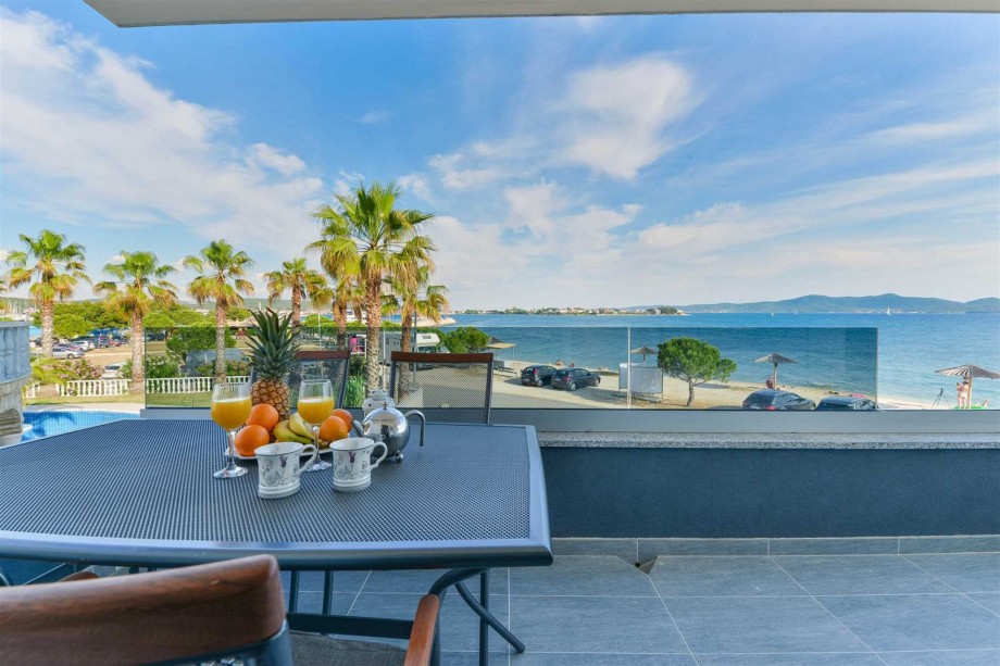 CROWONDER Sunny Bay Beachfront Apartment A3 - first floor