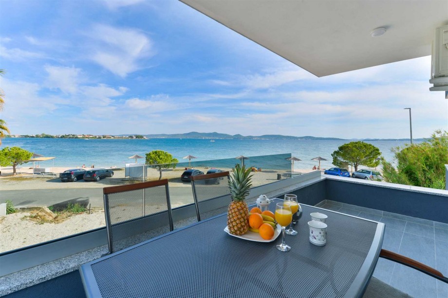 CROWONDER Sunny Bay Beachfront Apartment A3 - first floor