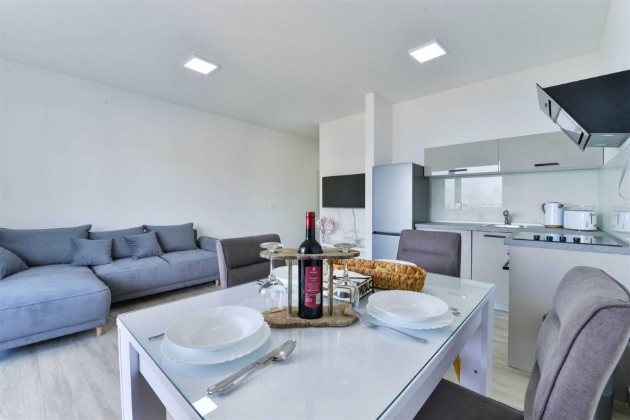 CROWONDER Sunny Bay Beachfront Apartment A3 - first floor