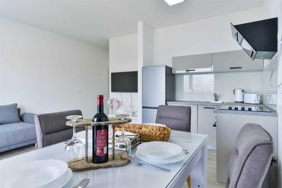 CROWONDER Sunny Bay Beachfront Apartment A3 - first floor