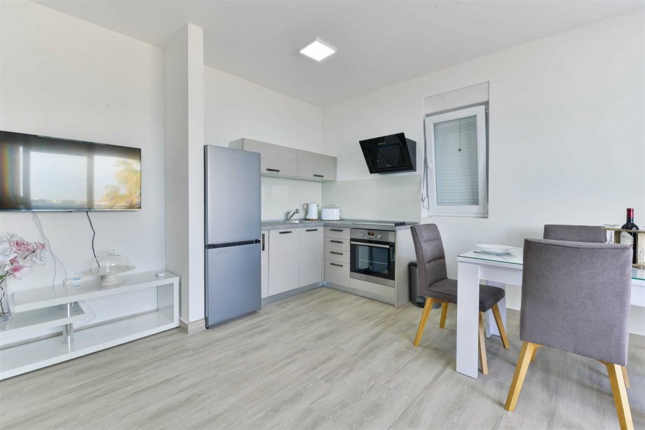 CROWONDER Sunny Bay Beachfront Apartment A3 - first floor