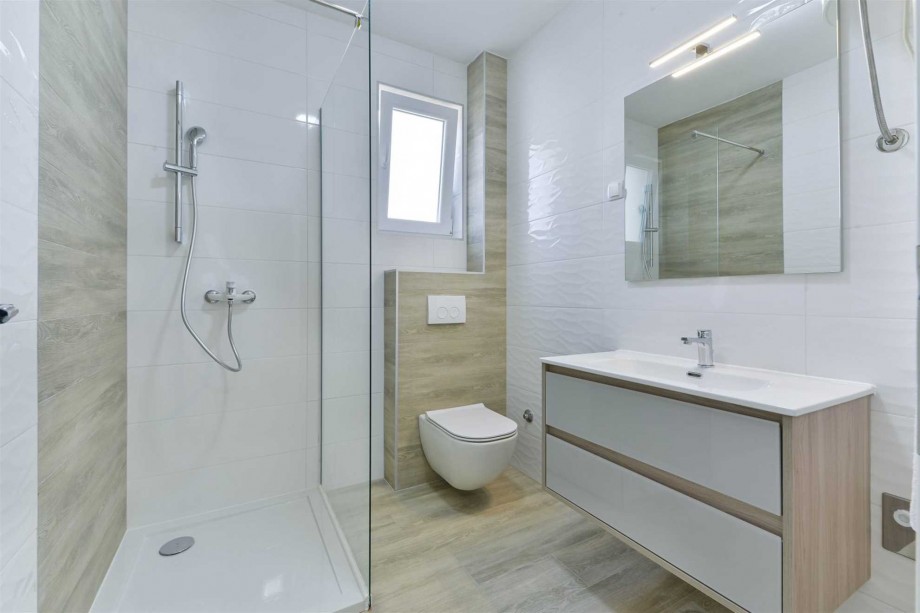 CROWONDER Sunny Bay Beachfront Apartment A3 - first floor