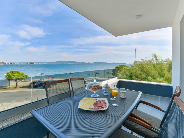 CROWONDER Sunny Bay Beachfront Apartment A4 - první patro