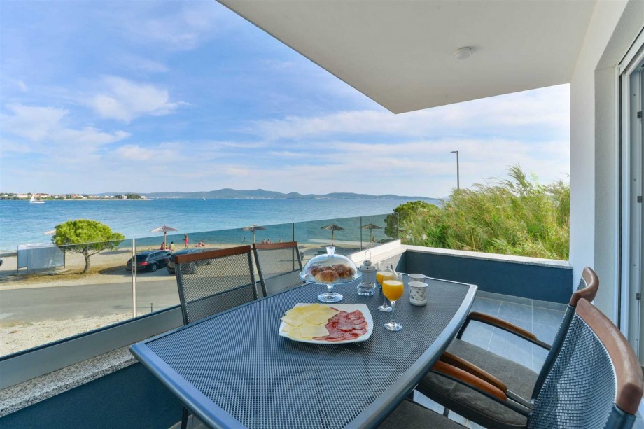 CROWONDER Sunny Bay Beachfront Apartment A4 - first floor