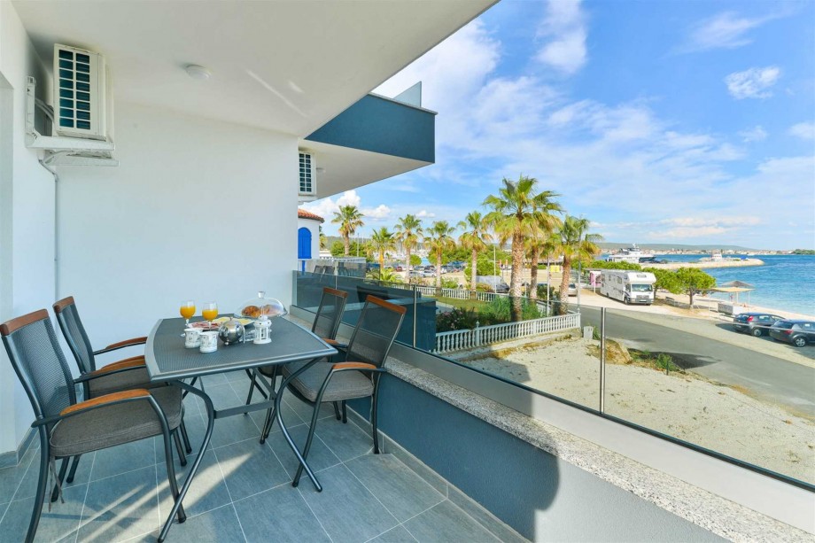 CROWONDER Sunny Bay Beachfront Apartment A4 - first floor