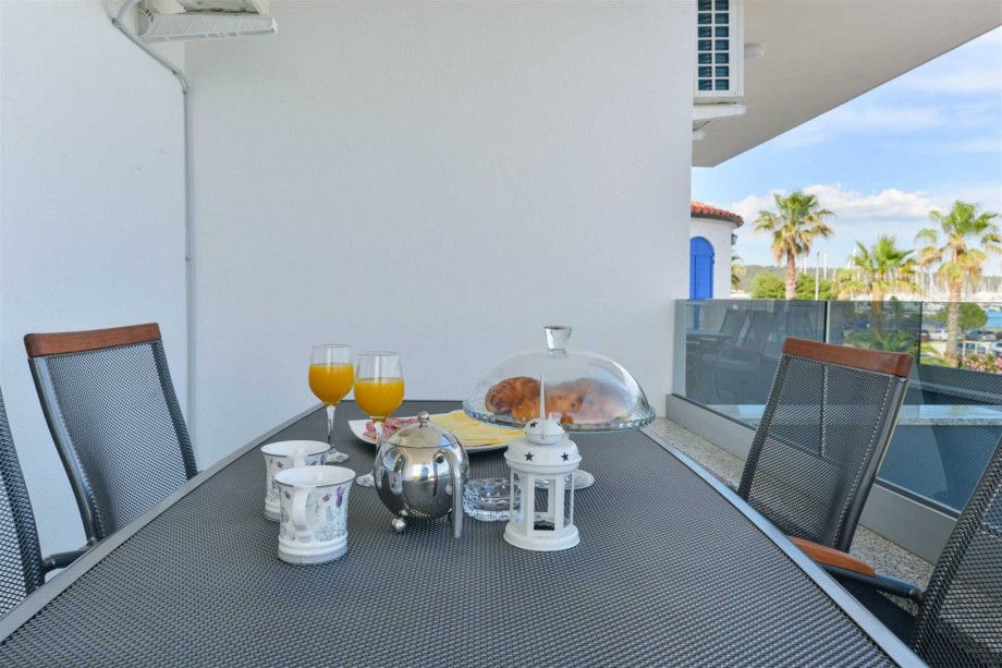 CROWONDER Sunny Bay Beachfront Apartment A4 - first floor