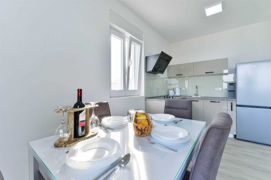 CROWONDER Sunny Bay Beachfront Apartment A4 - first floor