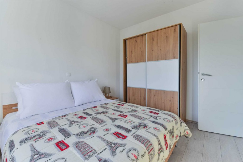 CROWONDER Sunny Bay Beachfront Apartment A4 - first floor