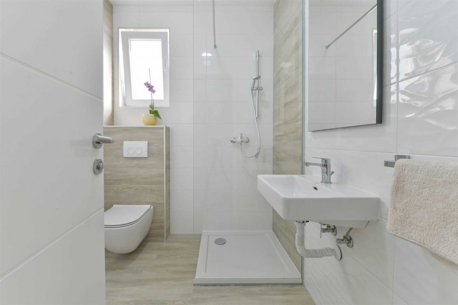 CROWONDER Sunny Bay Beachfront Apartment A4 - first floor