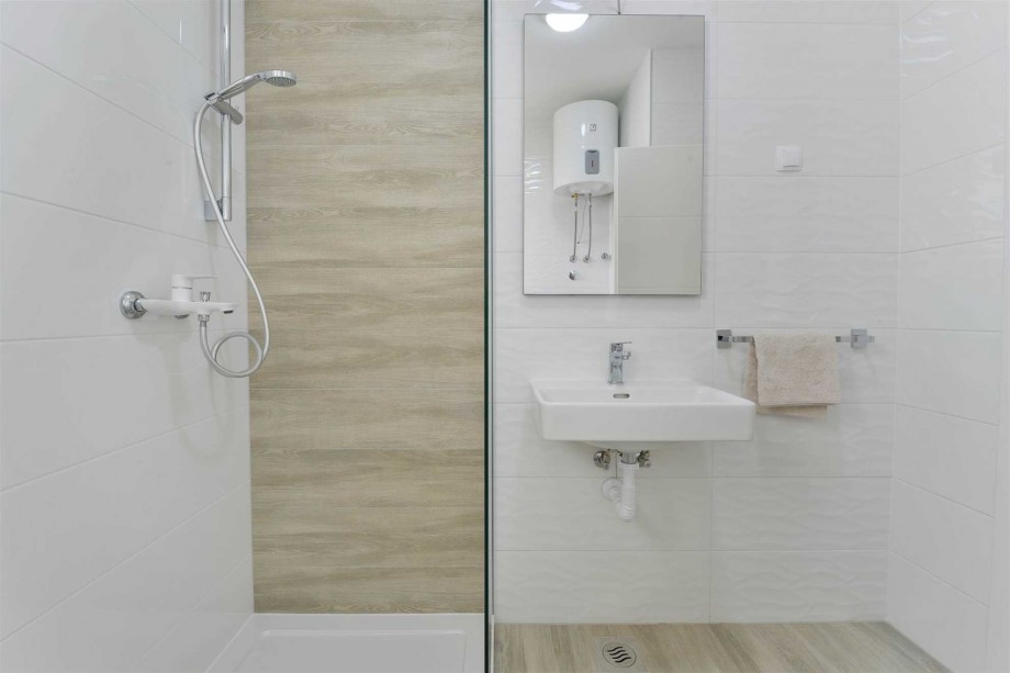 CROWONDER Sunny Bay Beachfront Apartment A4 - first floor