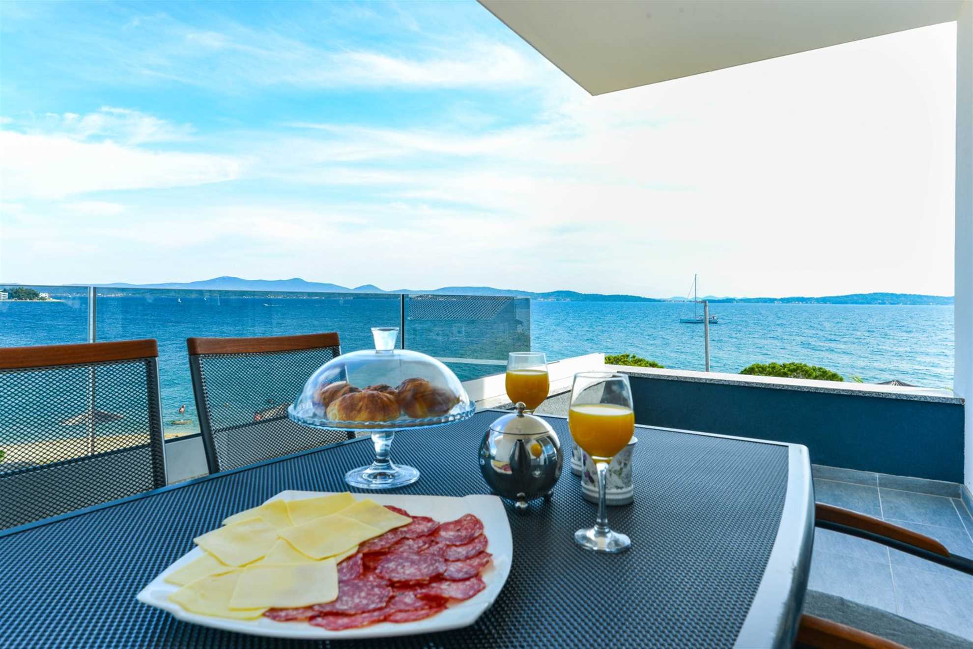 CROWONDER Sunny Bay Beachfront Apartment A5 - druhé patro