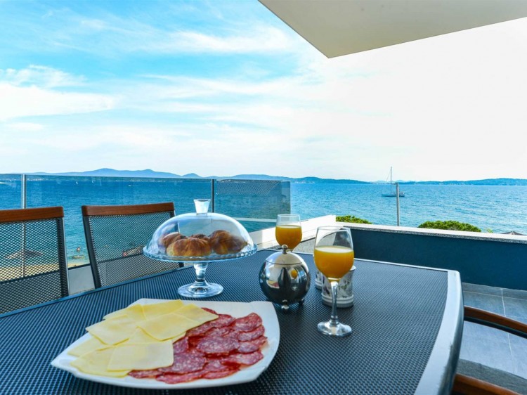 CROWONDER Sunny Bay Beachfront Apartment A5 - druhé patro