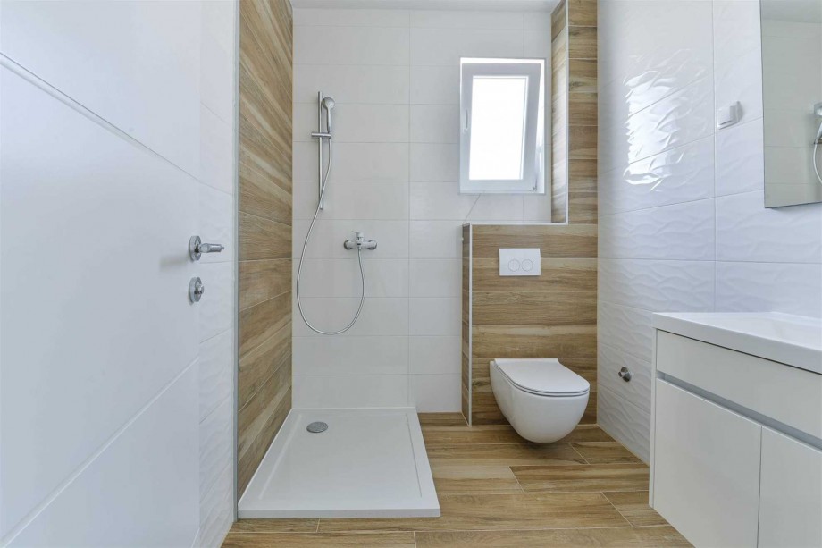 CROWONDER Sunny Bay Beachfront Apartment A5 - second floor