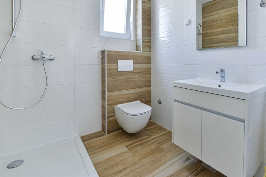 CROWONDER Sunny Bay Beachfront Apartment A5 - second floor