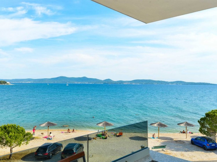 CROWONDER Sunny Bay Beachfront Apartment A6 - druhé patro