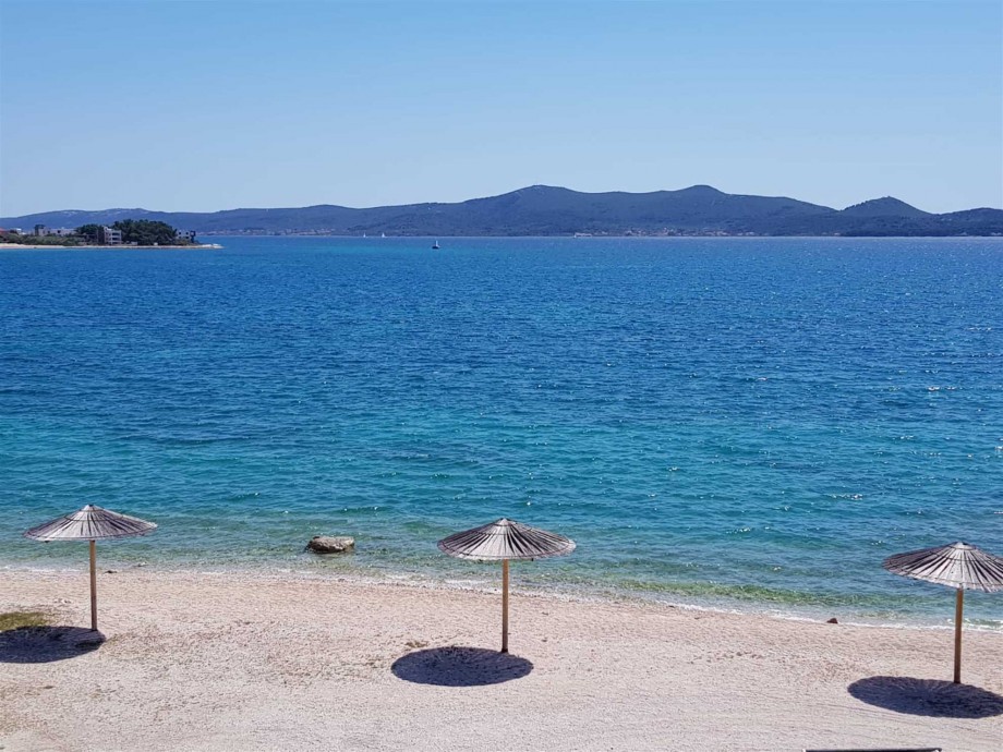 CROWONDER Sunny Bay Beachfront Apartment A6 - second floor