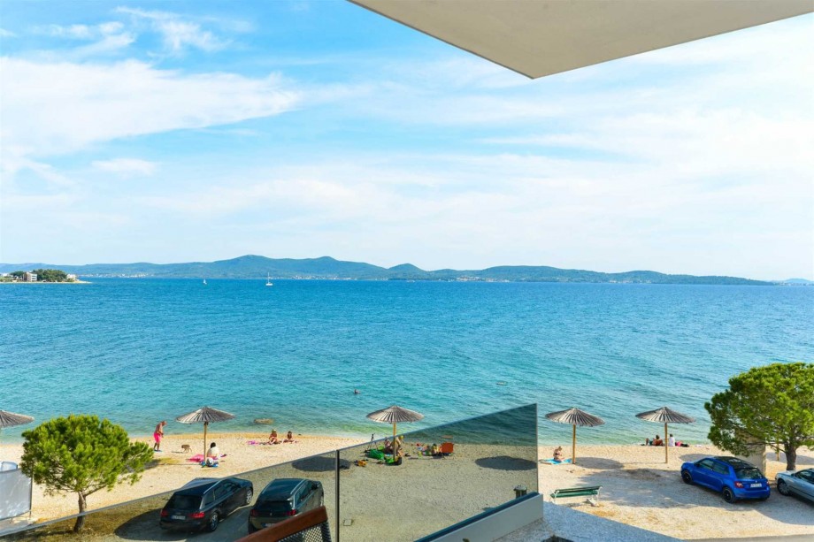 CROWONDER Sunny Bay Beachfront Apartment A6 - second floor