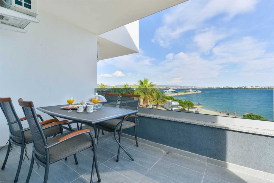 CROWONDER Sunny Bay Beachfront Apartment A6 - second floor