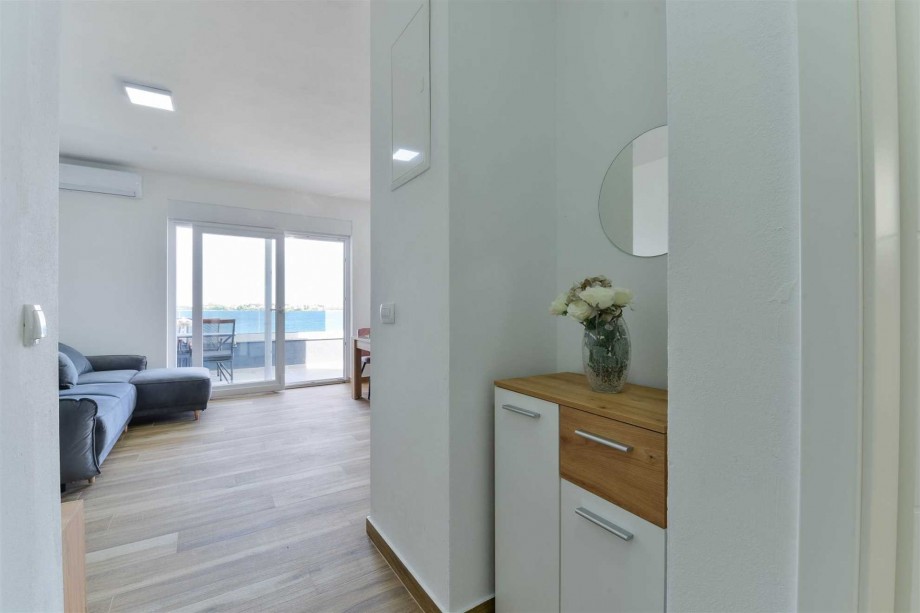 CROWONDER Sunny Bay Beachfront Apartment A6 - second floor