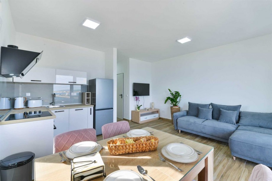 CROWONDER Sunny Bay Beachfront Apartment A6 - second floor