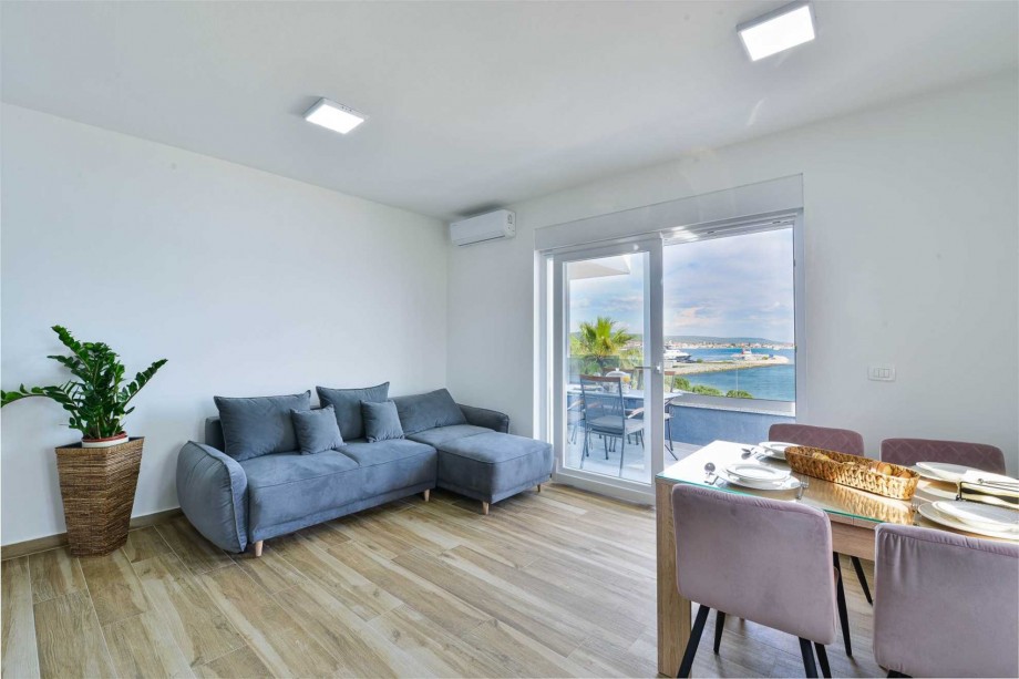 CROWONDER Sunny Bay Beachfront Apartment A6 - second floor