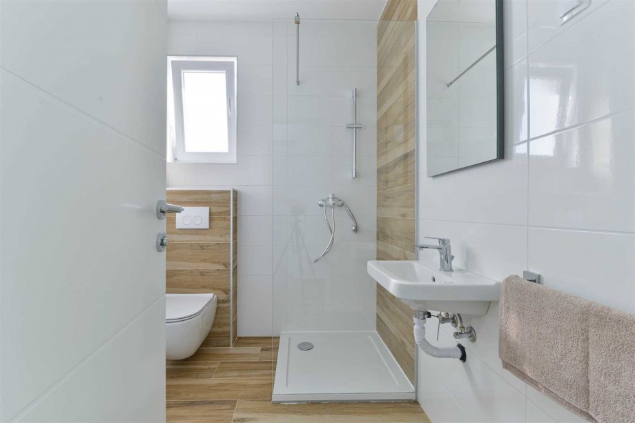 CROWONDER Sunny Bay Beachfront Apartment A6 - second floor