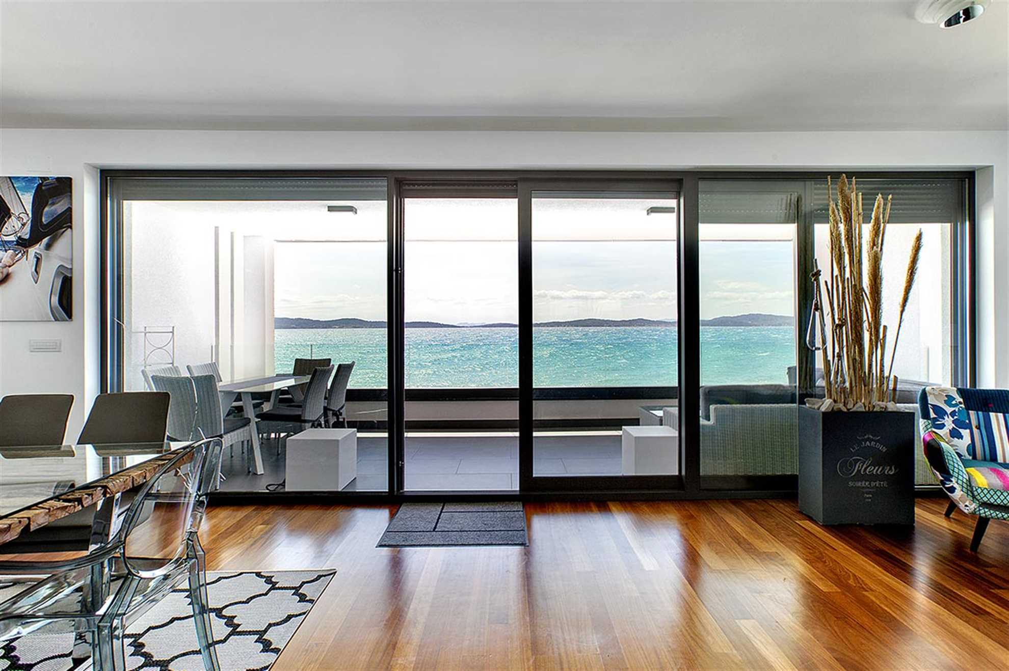 Apartmán CROWONDER Beachfront Aqua s panoramatickým výhledem na moře