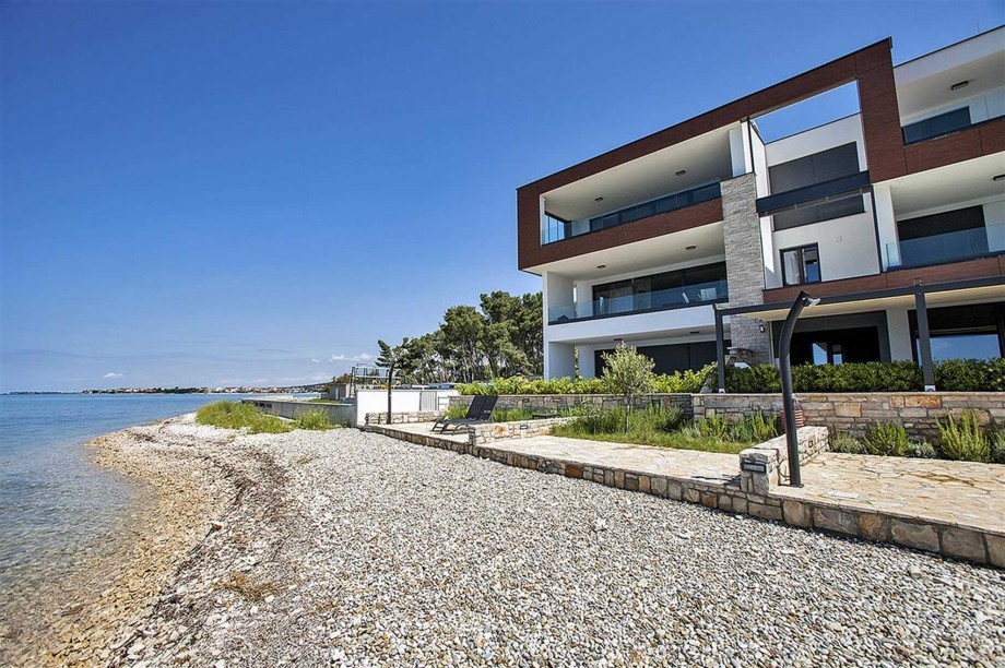 CROWONDER Beachfront Aqua Apartment with Panoramic Seaview