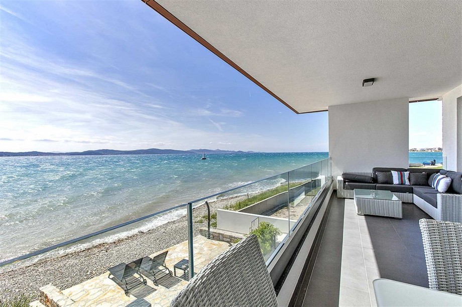 CROWONDER Beachfront Aqua Apartment with Panoramic Seaview