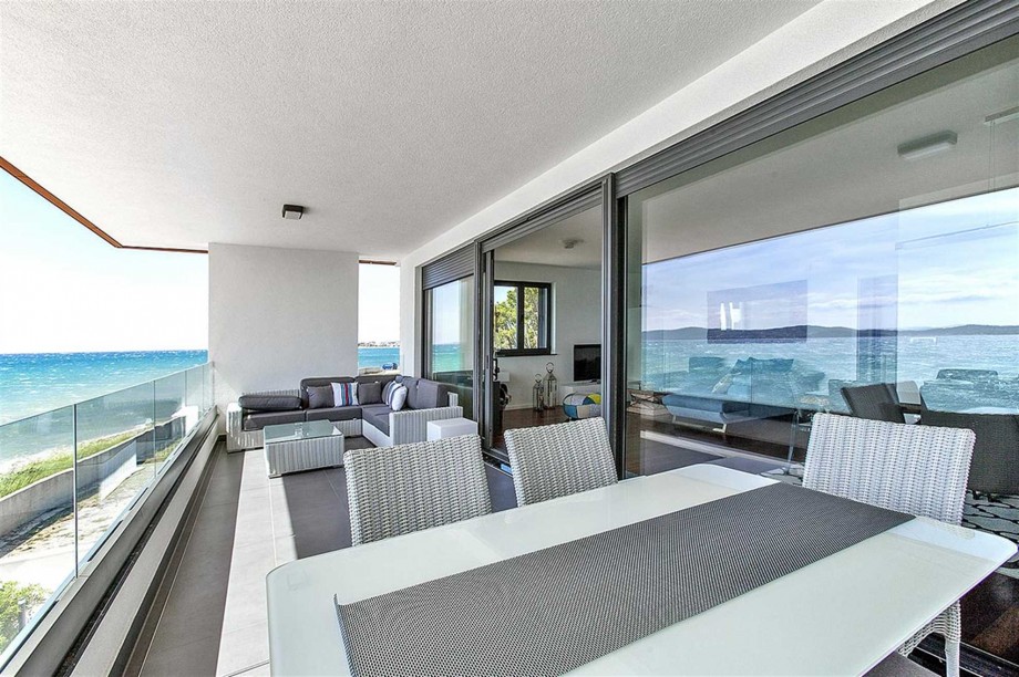 CROWONDER Beachfront Aqua Apartment with Panoramic Seaview
